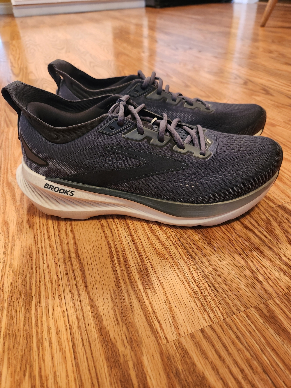 Brooks Men’s Glycerin 23 Running/Walking Shoes.